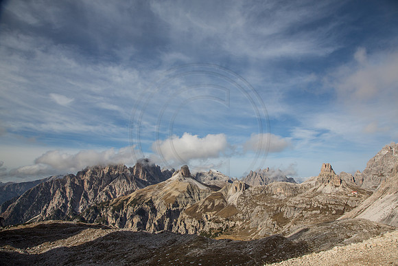 Südtiroler-Berge-mit-Drei-Zinnen-Hütte-9487